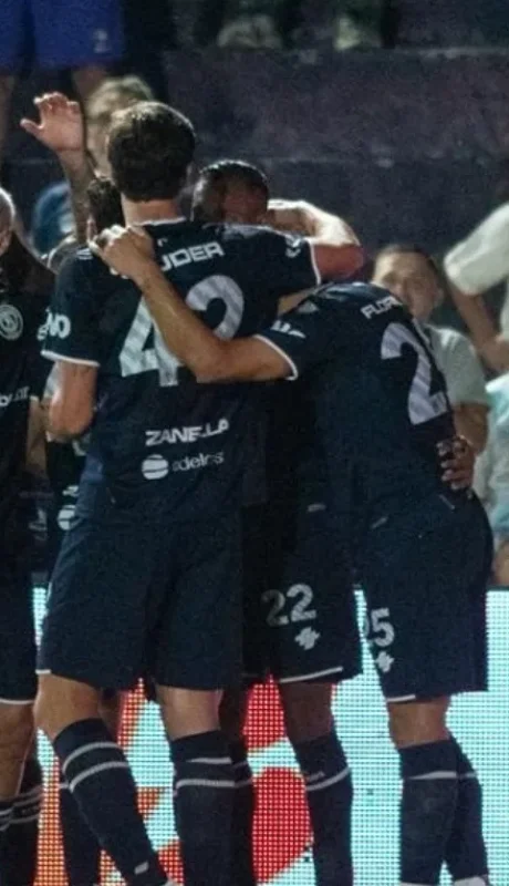 Nicolás Bolcato, una de las grandes figuras del encuentro, celebra el arco en cero y la solidez defensiva que permitió a la Lepra sumar tres puntos.