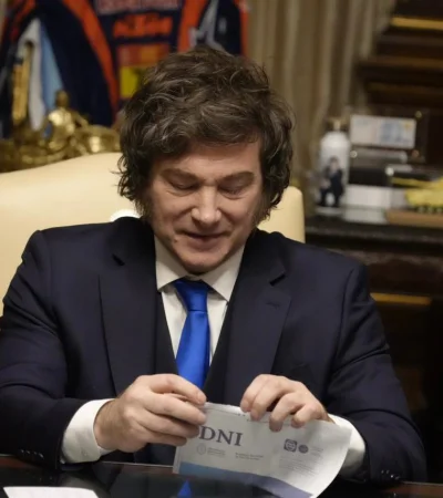 Javier Milein tiene el nuevo DNI electrónico/ Fuente: Presidencia