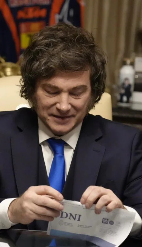 Javier Milein tiene el nuevo DNI electrónico/ Fuente: Presidencia