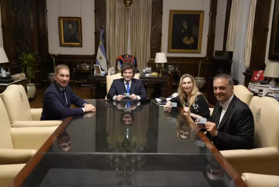 Javier Milein tiene el nuevo DNI electrónico/ Fuente: Presidencia