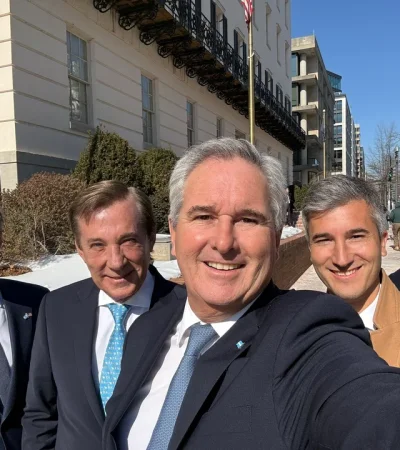 El canciller con el equipo negociador