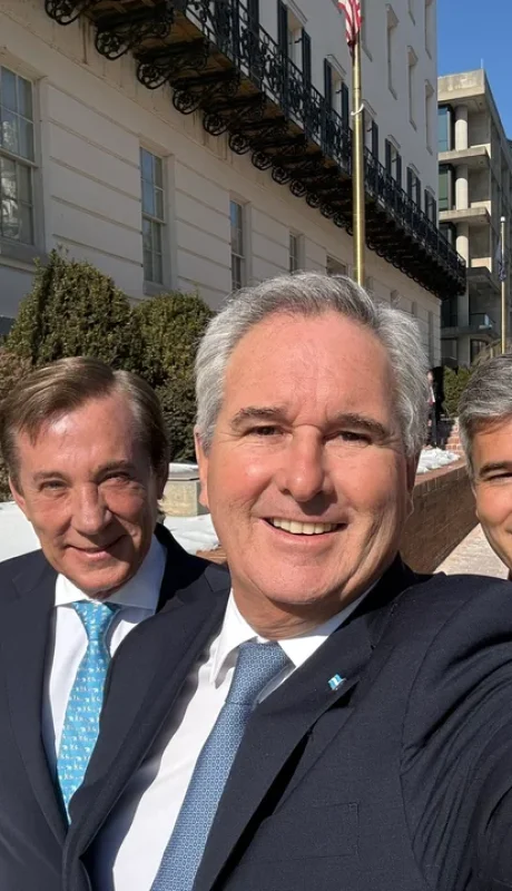 El canciller con el equipo negociador