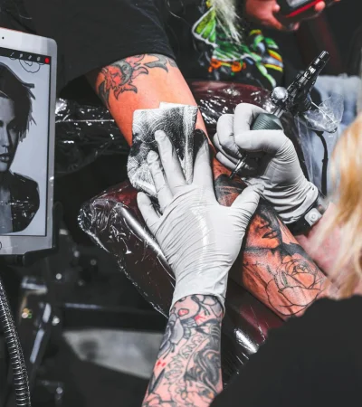 Guía definitiva para tu primer tatuaje: los consejos de expertos para no arruinar tu piel ni el diseño.