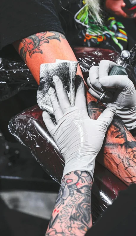 Guía definitiva para tu primer tatuaje: los consejos de expertos para no arruinar tu piel ni el diseño.