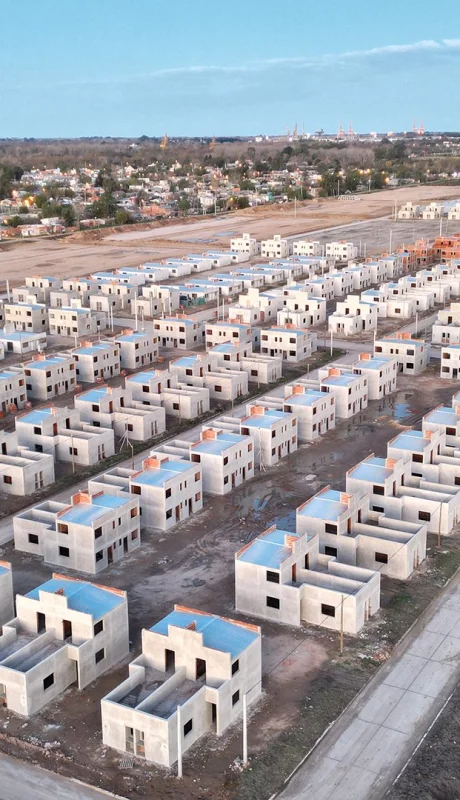 El sueño postergado: En Argentina, la falta de crédito hipotecario y la dolarización del mercado alejan a las nuevas generaciones de la casa propia.