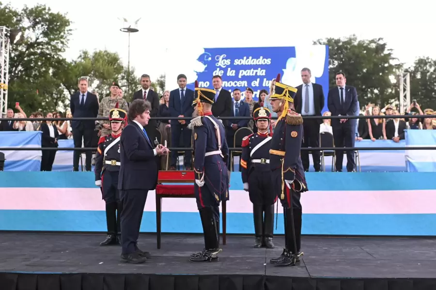 Milei entre el sable a Granaderos