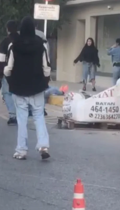 La víctima estaba tirada entre la vereda y el asfalto cuando le patearon la cabeza