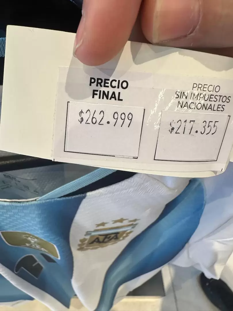 Por qué la camiseta de la Selección se fabrica afuera y qué revela sobre la crisis textil argentina.
