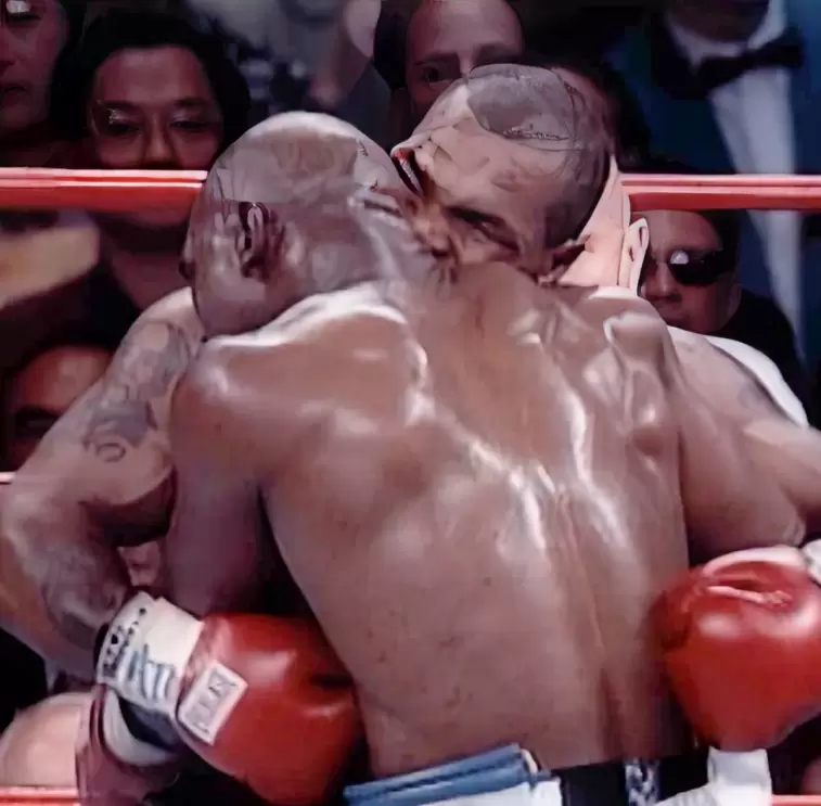 Mike Tyson mordiendo a Evander Holyfield.