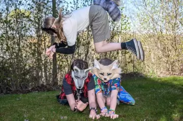 Más allá de las máscaras de los Therians: por qué los adolescentes hoy eligen identificarse como animales