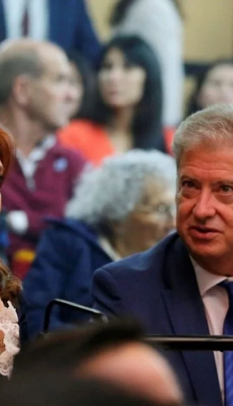 La expresidenta Cristina Kirchner junto a su abogado Carlos Beraldi, en una de las audiencias de la Causa Vialidad. (Foto: archivo web)