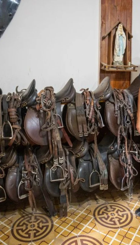 Herencia y cuero: José Antonio Olivares Trigo es el encargado de fabricar y restaurar manualmente el equipamiento histórico de la Policía de Mendoza.