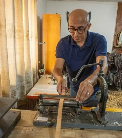 Herencia y cuero: José Antonio Olivares Trigo es el encargado de fabricar y restaurar manualmente el equipamiento histórico de la Policía de Mendoza.