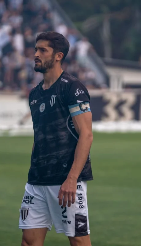 El Lobo se planta en Primera y mide fuerzas ante un gigante como Talleres. Esfuerzo, identidad y el sueño de seguir haciendo historia.