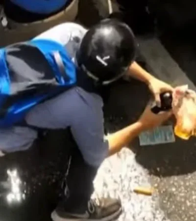 Un manifestante armando una bomba molotov