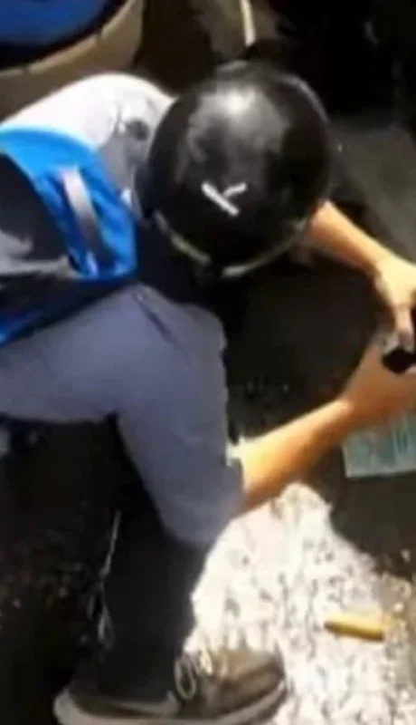 Un manifestante armando una bomba molotov