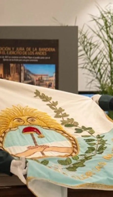 Así luce hoy la Bandera de los Andes en su Memorial de Mendoza, el estandarte que cruzó la cordillera para liberar al continente.