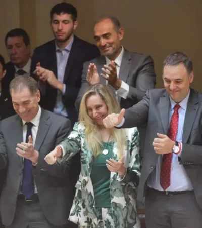 Risas, abrazos y posteos en redes sociales: el festejo del oficialismo tras el triunfo en el Congreso