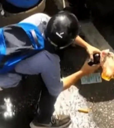 Uno de los manifestantes enciende una bomba Molotov. (Foto: gentileza / web)