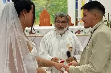 Escándalo en Corrientes: El Arzobispado evalúa sancionar al cura que casó a una pareja trans