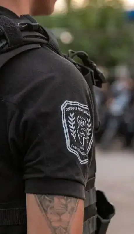 La reforma de la Ley 6722 protege el sueldo y la estabilidad laboral del personal policial bajo investigación.