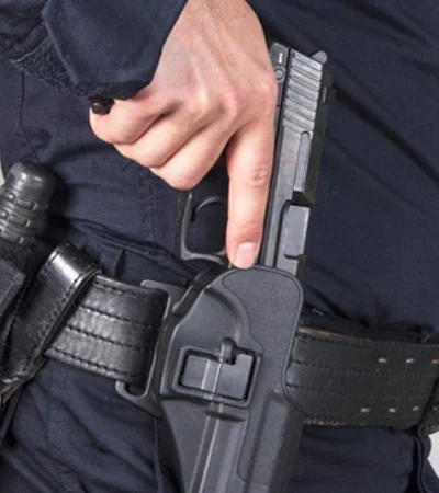 La reforma de la Ley 6722 protege el sueldo y la estabilidad laboral del personal policial bajo investigación.