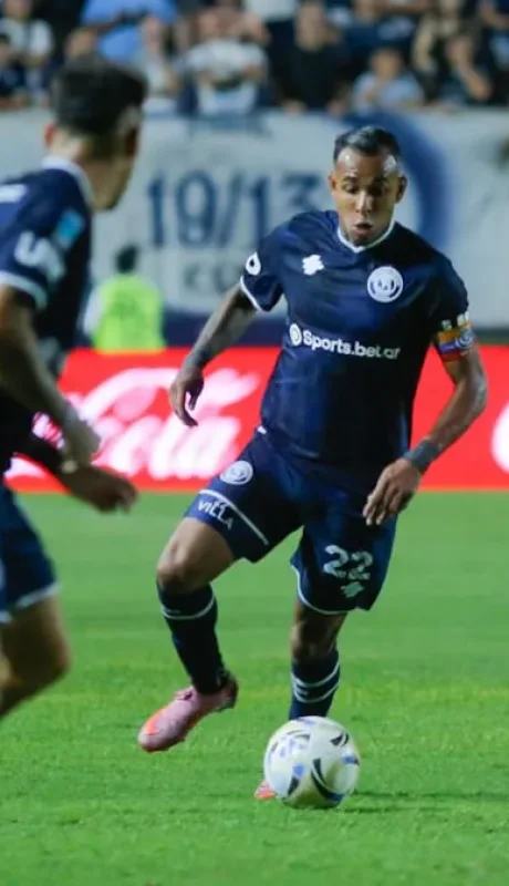 En el duelo entre mendocinos y cordobeses el único gol lo hizo el Mudo Vázquez a los 37' del primer tiempo.