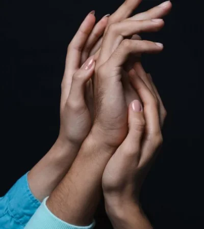 Según la psicóloga, muchas parejas abren su relación en medio de una crisis y terminan enfrentando un vacío emocional inesperado.