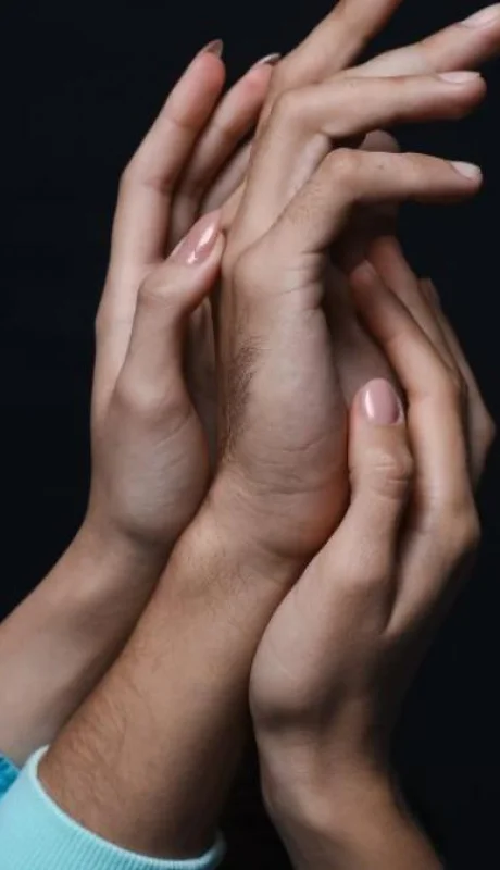 Según la psicóloga, muchas parejas abren su relación en medio de una crisis y terminan enfrentando un vacío emocional inesperado.