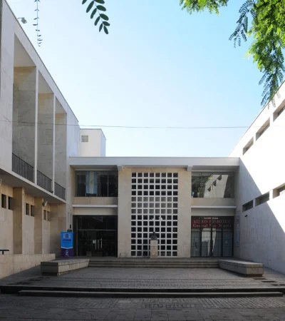 La biblioteca, en plena Alameda mendocina