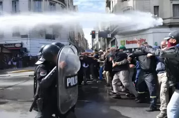 Protocolo antipiquetes: el Gobierno controlará mochilas y banderas