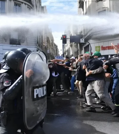 Sin palos ni pirotecnia: así son los nuevos controles para las marchas.