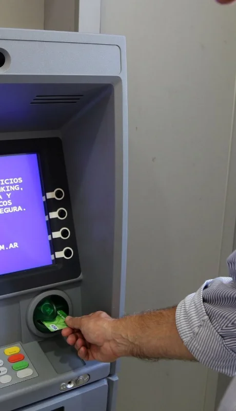 Paro general de la CGT: qué pasará con los bancos y cómo operan este jueves