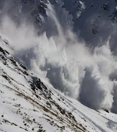 Equipos de rescate luchan contra el reloj para salvar esquiadores tras una avalancha feroz.