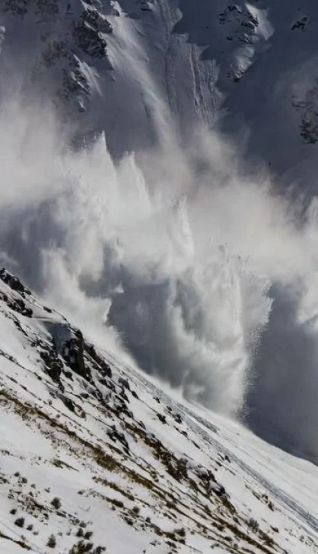 Equipos de rescate luchan contra el reloj para salvar esquiadores tras una avalancha feroz.
