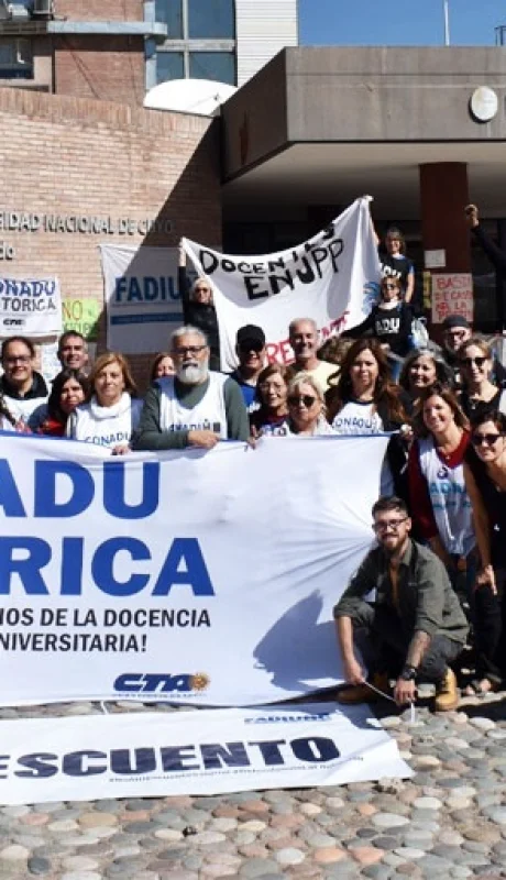 El pluriempleo y la pérdida salarial del 50% golpean la estabilidad de los profesores públicos.