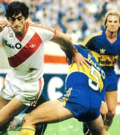 Enzo Francescoli frente a Roberto Pasucci en 1985