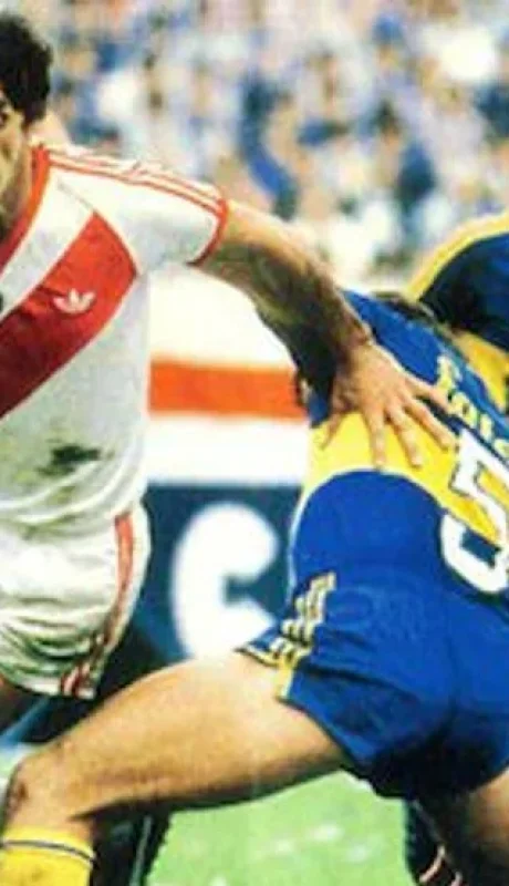 Enzo Francescoli frente a Roberto Pasucci en 1985