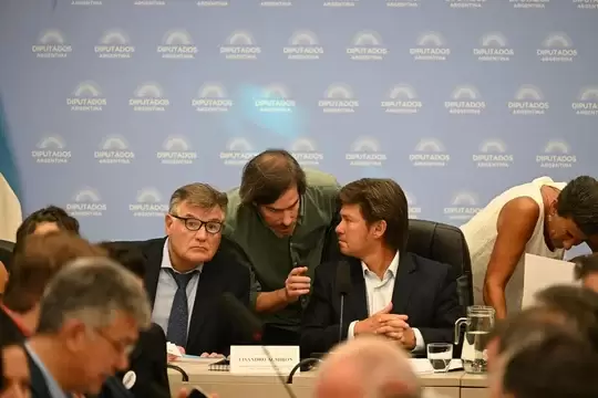 Diálogo en la mesa directiva de la comisión