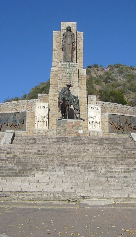 ADN sanmartiniano: Aunque el árbol original murió en 1948, este vástago plantado en su lugar mantiene vivo el legado del refugio del General.