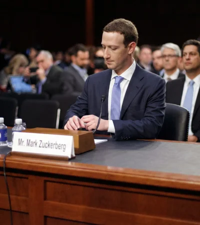 Filtraciones y "scroll infinito": Las pruebas que acorralan a Mark Zuckerberg por la salud mental de los menores