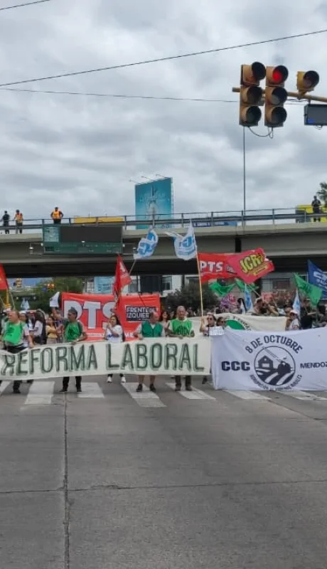 Mendoza se suma al paro nacional con un corte en el nudo vial.