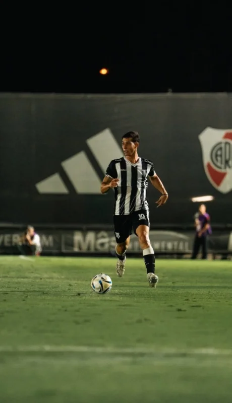 El paro nacional paraliza el fútbol mendocino con planteles varados y reprogramaciones de partidos clave.