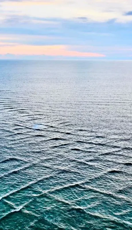 En la Isla de Ré, el choque de dos sistemas de olas crea una cuadrícula perfecta sobre el Atlántico, es un peligro para los nadadores.