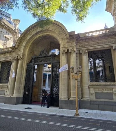 Polémico contrato en la Cancillería