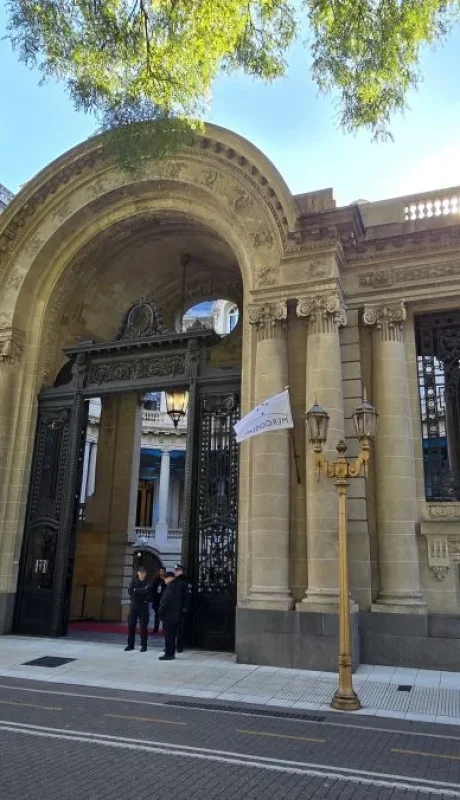 Polémico contrato en la Cancillería