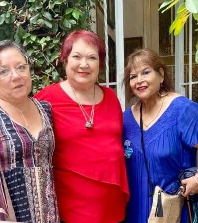 Liliana Elizondo a la derecha de azul en una foto sacada el último sábado