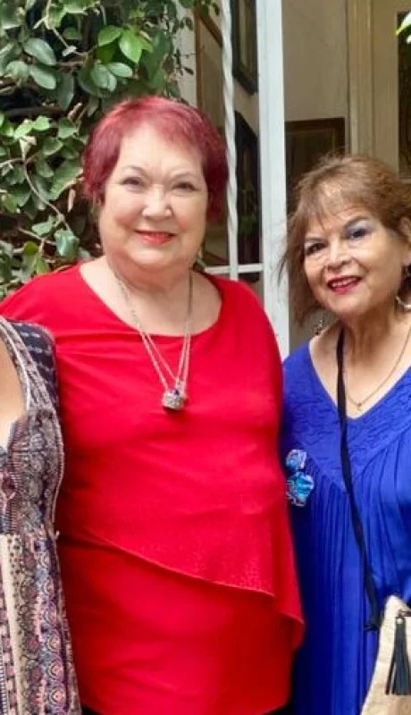 Liliana Elizondo a la derecha de azul en una foto sacada el último sábado