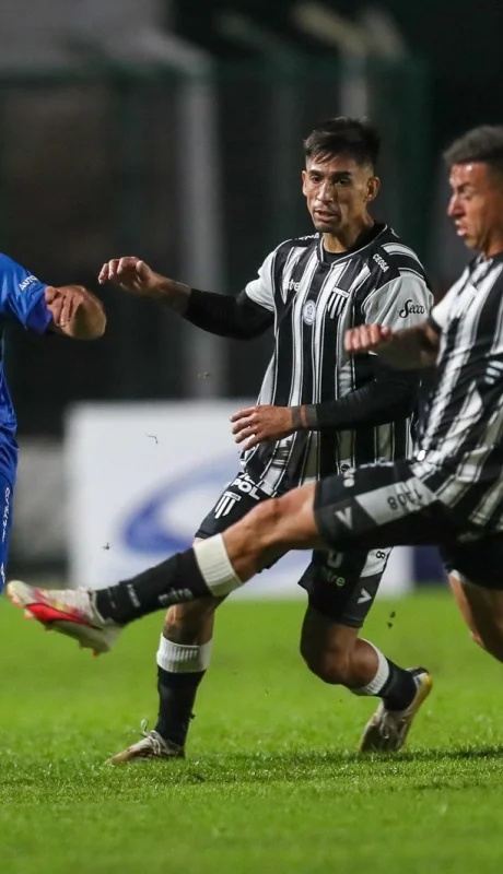 Voz de mando: César Rigamonti sabe que la solidez defensiva será el pilar para que el Lobo se asiente en la máxima categoría.