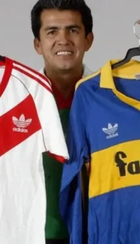 El recordado Milton Melgar, usó ambas camisetas